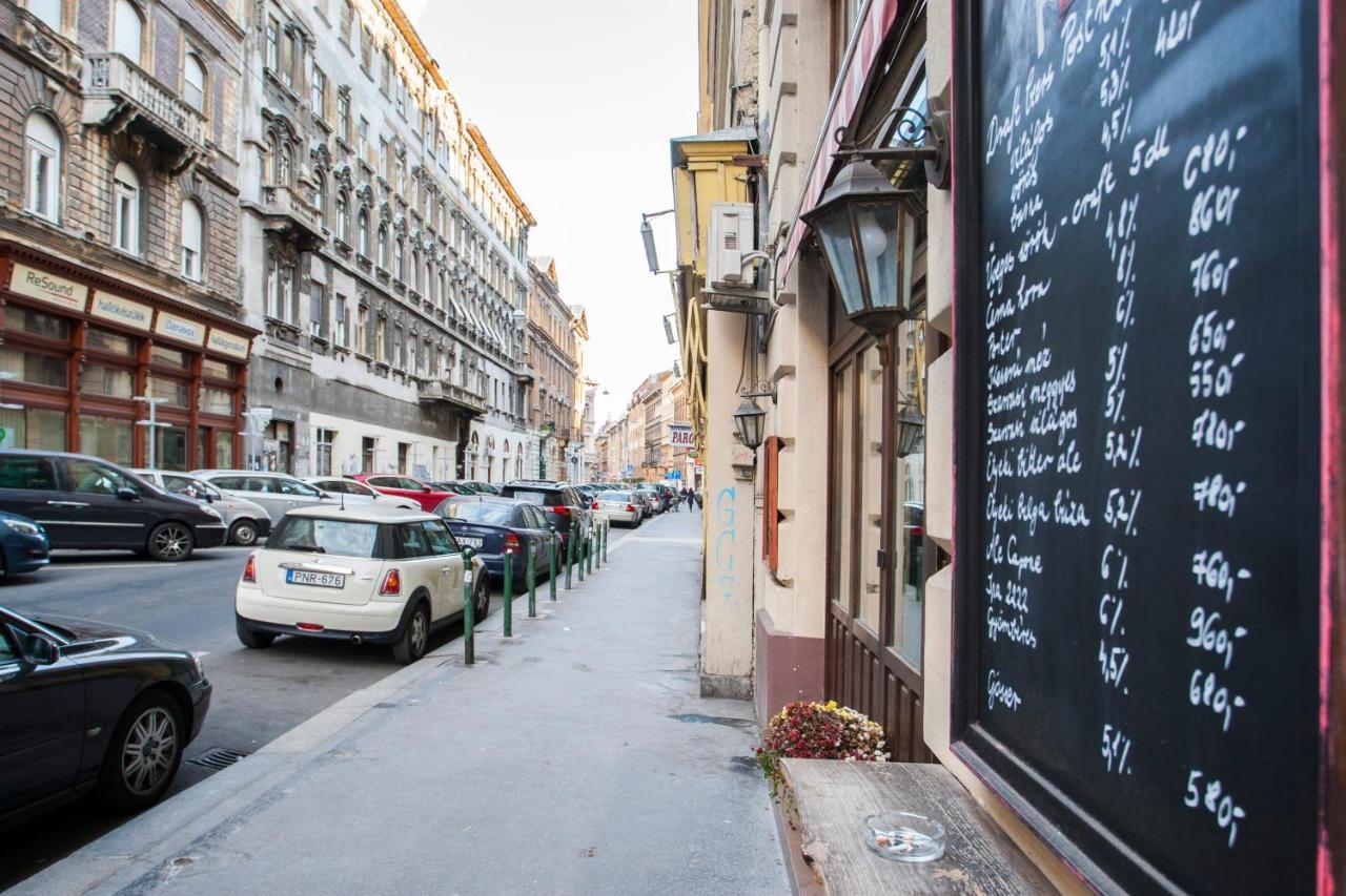Inviting Flat In The Heart Of Town Lejlighed Budapest Eksteriør billede